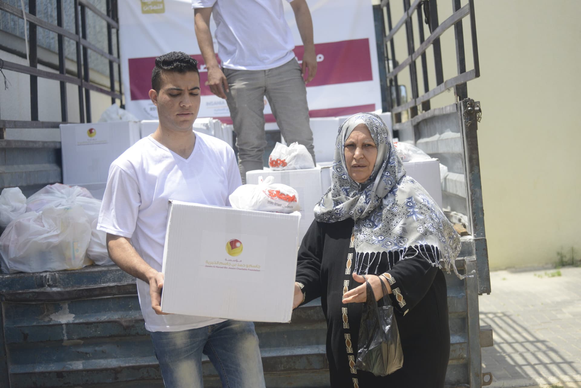 توزيع السلال الرمضانية فلسطين